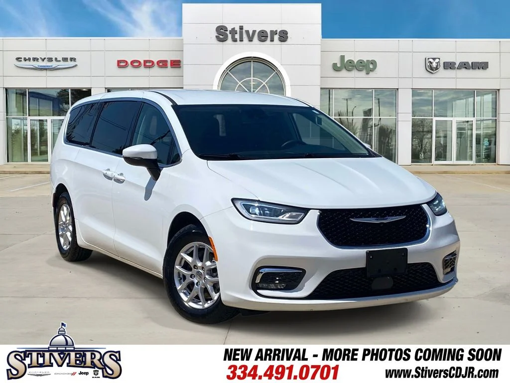 2023 Chrysler Pacifica Touring L's photo