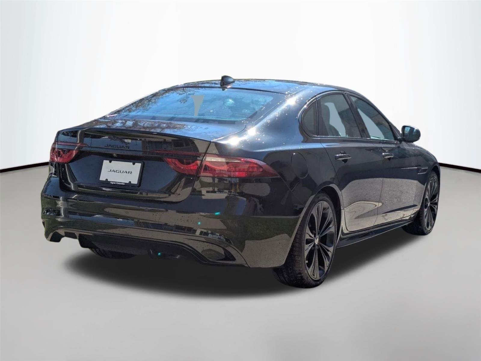 Used 2024 Santorini Black Metallic Jaguar R-Dynamic SE image 6