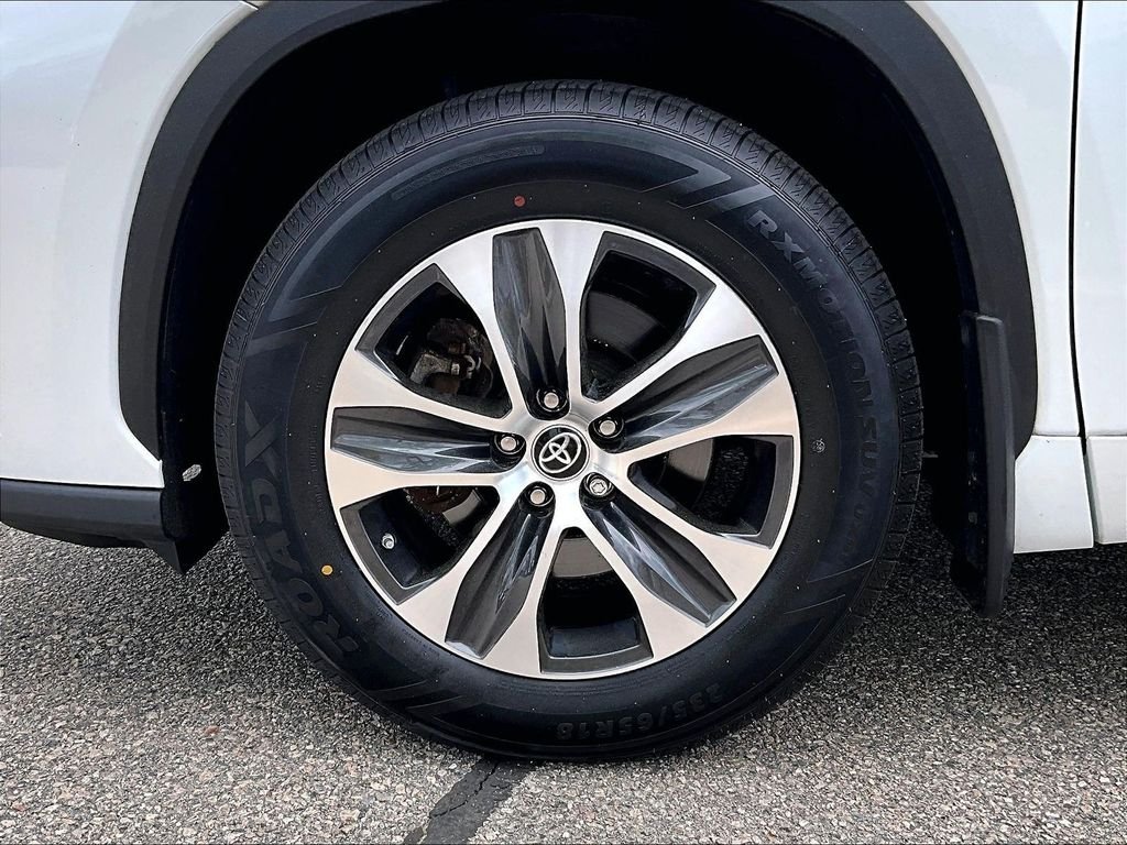 Used 2022 Beige Toyota XLE image 7