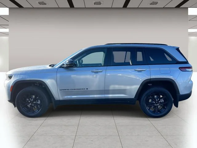New 2026 Silver Zynith Exterior Paint Jeep Altitude image 7
