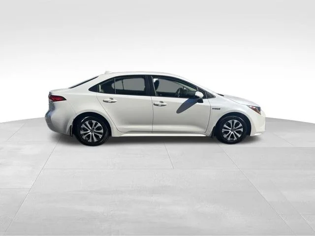 Used 2020 White Toyota LE image 6