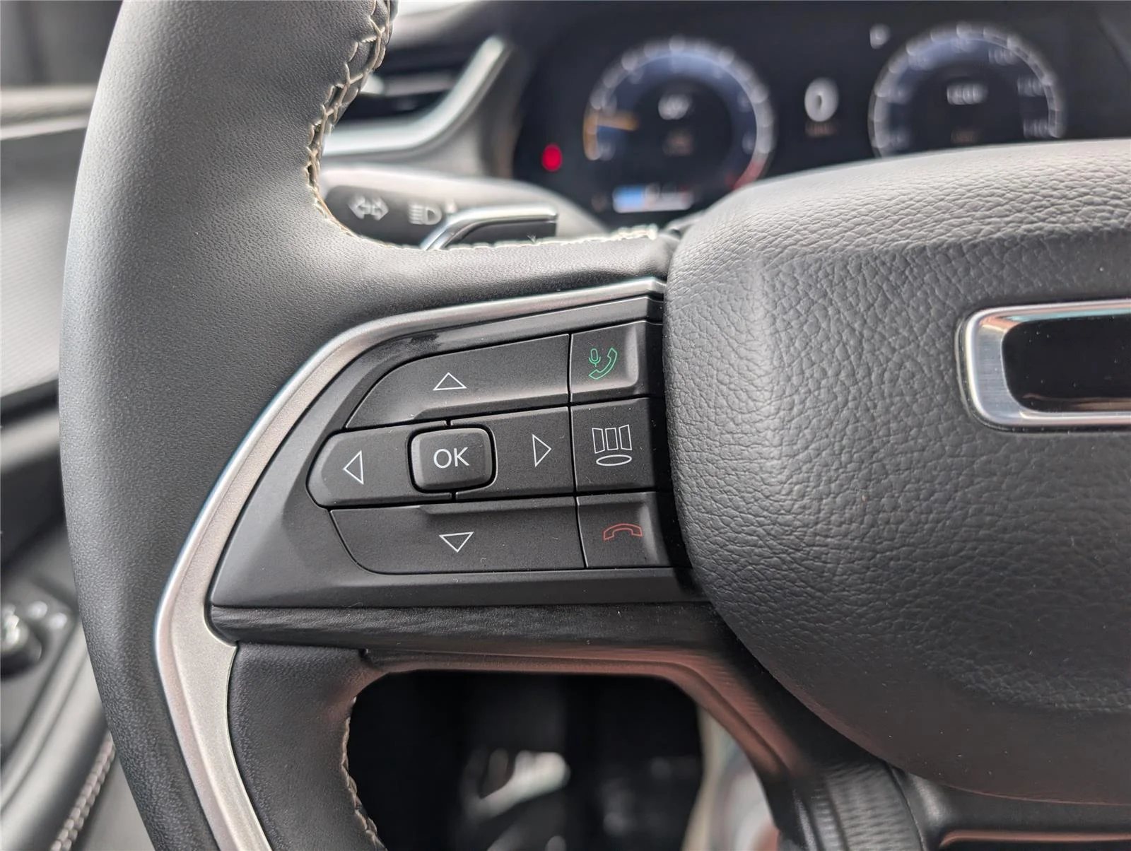 Used 2024 Diamond Black Crystal Pearlcoat Jeep Laredo image 24