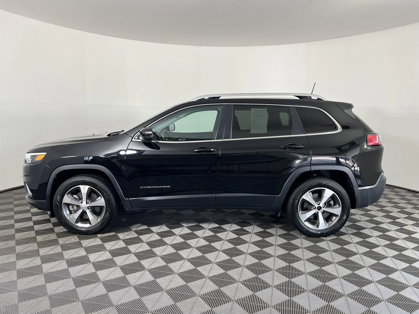 Used 2020  Jeep Limited image 26
