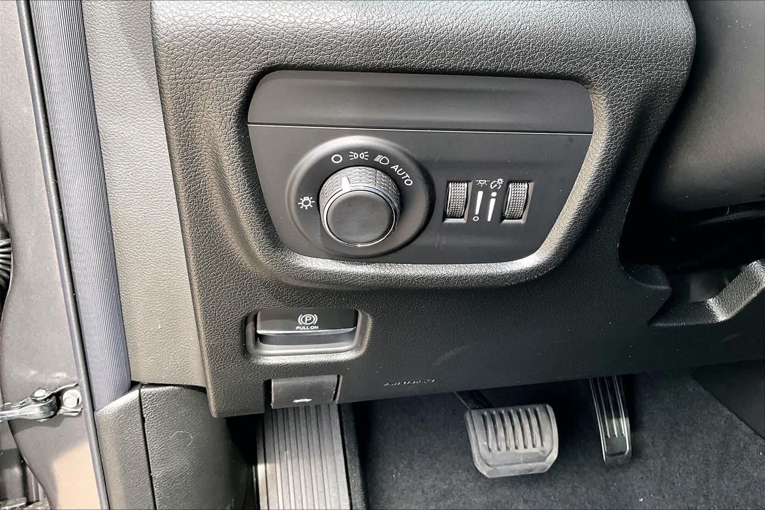 New 2026 Baltic Gray Metallic Clear-Coat Exterior Paint Jeep Laredo Altitude image 20