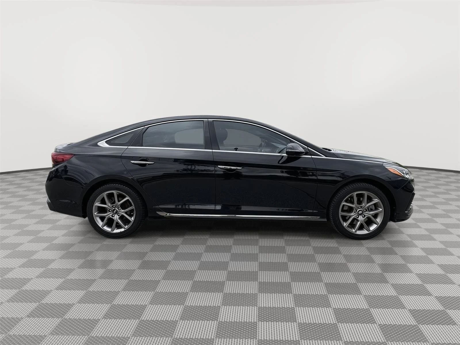 Used 2018 Phantom Black Hyundai Sport image 6