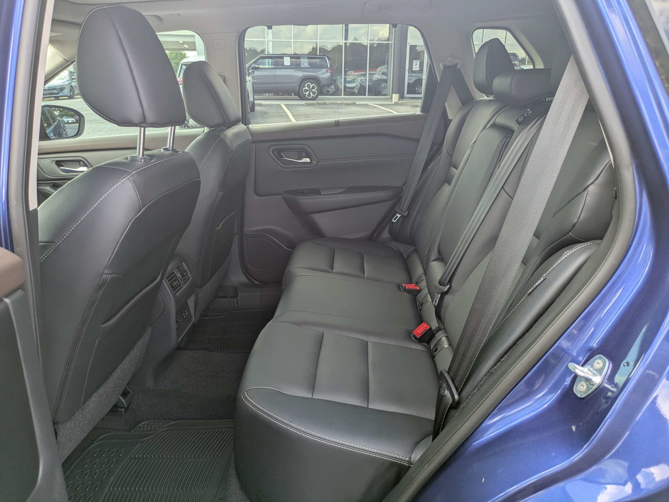 Used 2022 Blue Nissan SL image 11