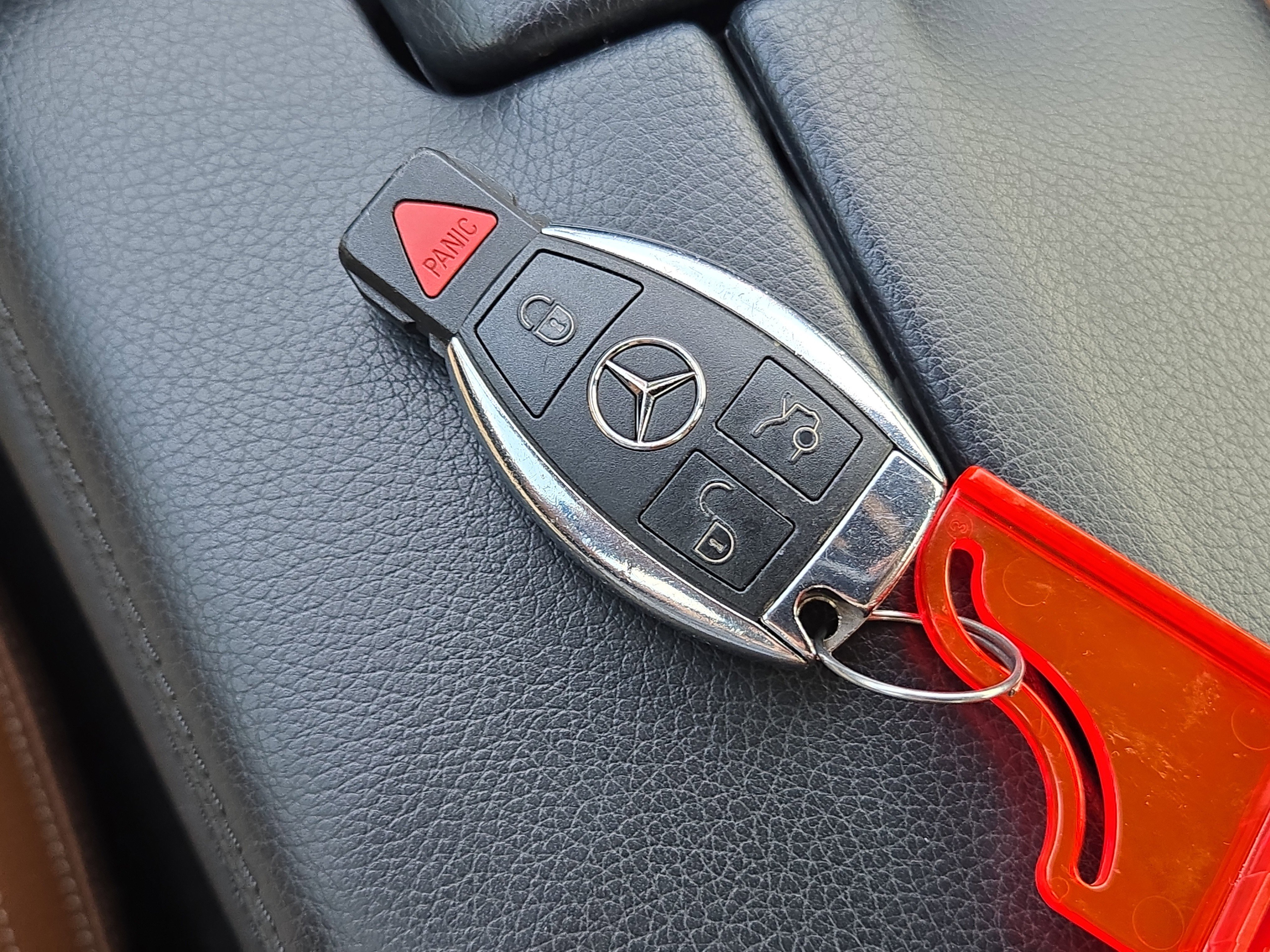 Used 2018 Red Mercedes-Benz 4MATIC® image 30