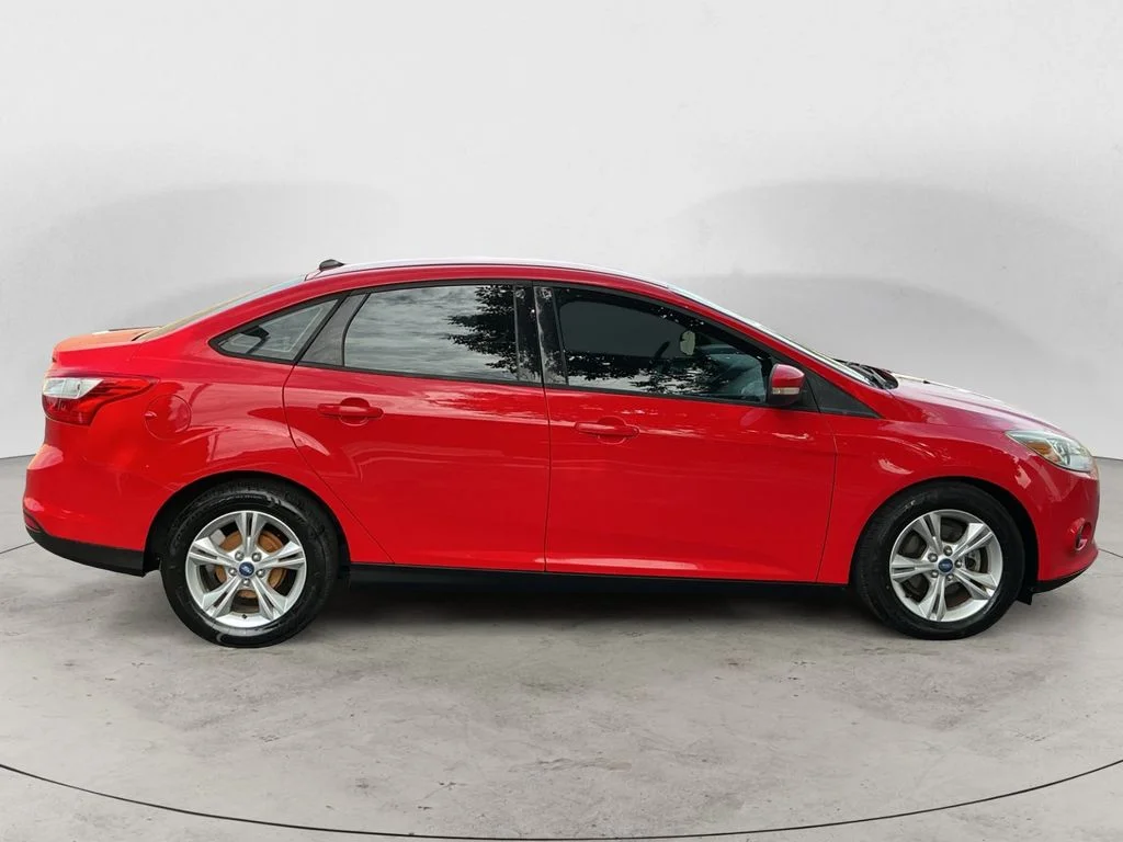 Used 2013 Red Ford SE image 4