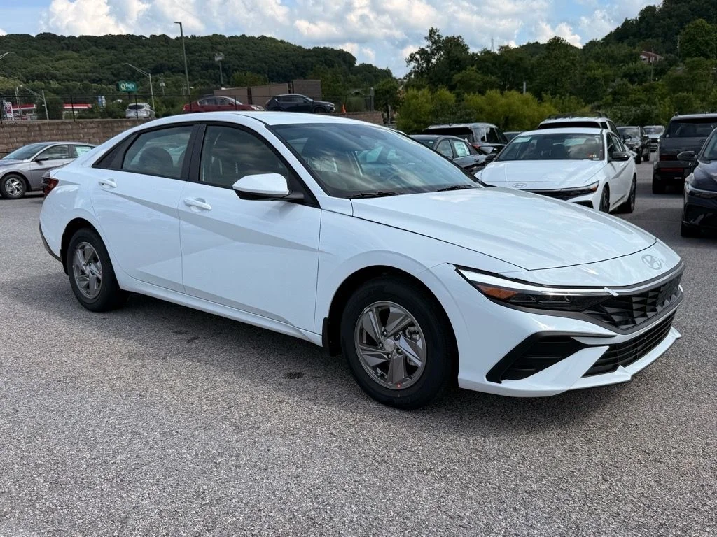 Used 2025 White Hyundai SE image 12