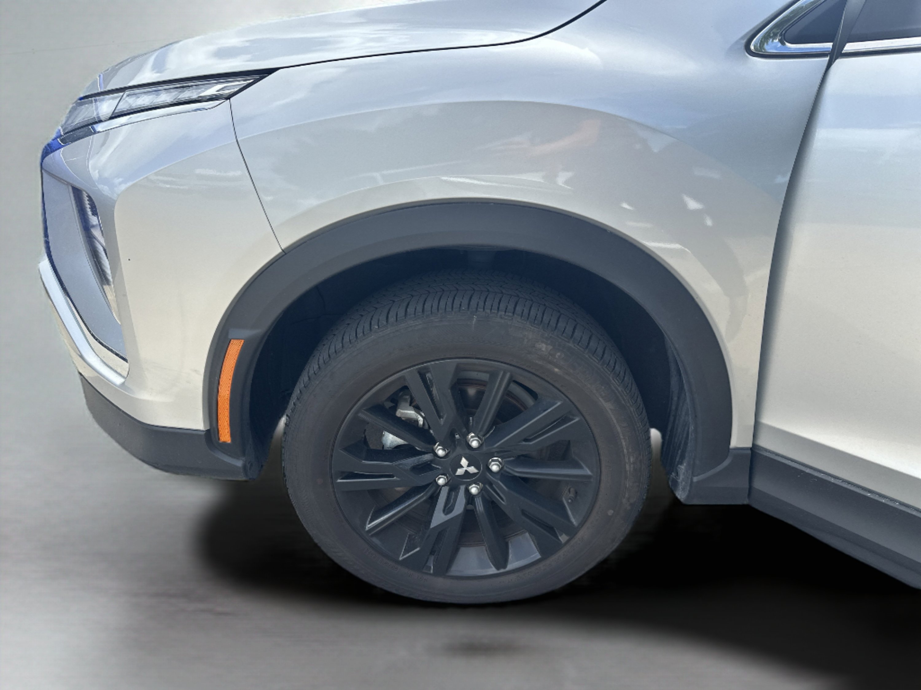 Used 2025 Silver Mitsubishi LE image 26