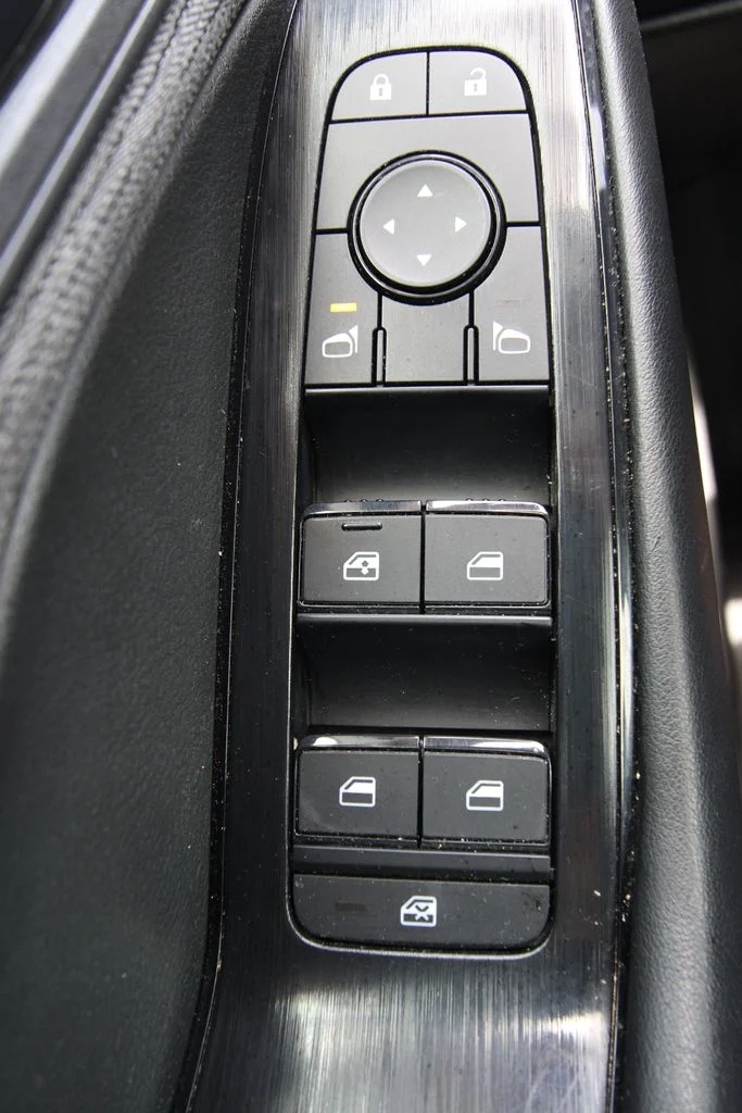 Used 2023 White Nissan S image 21