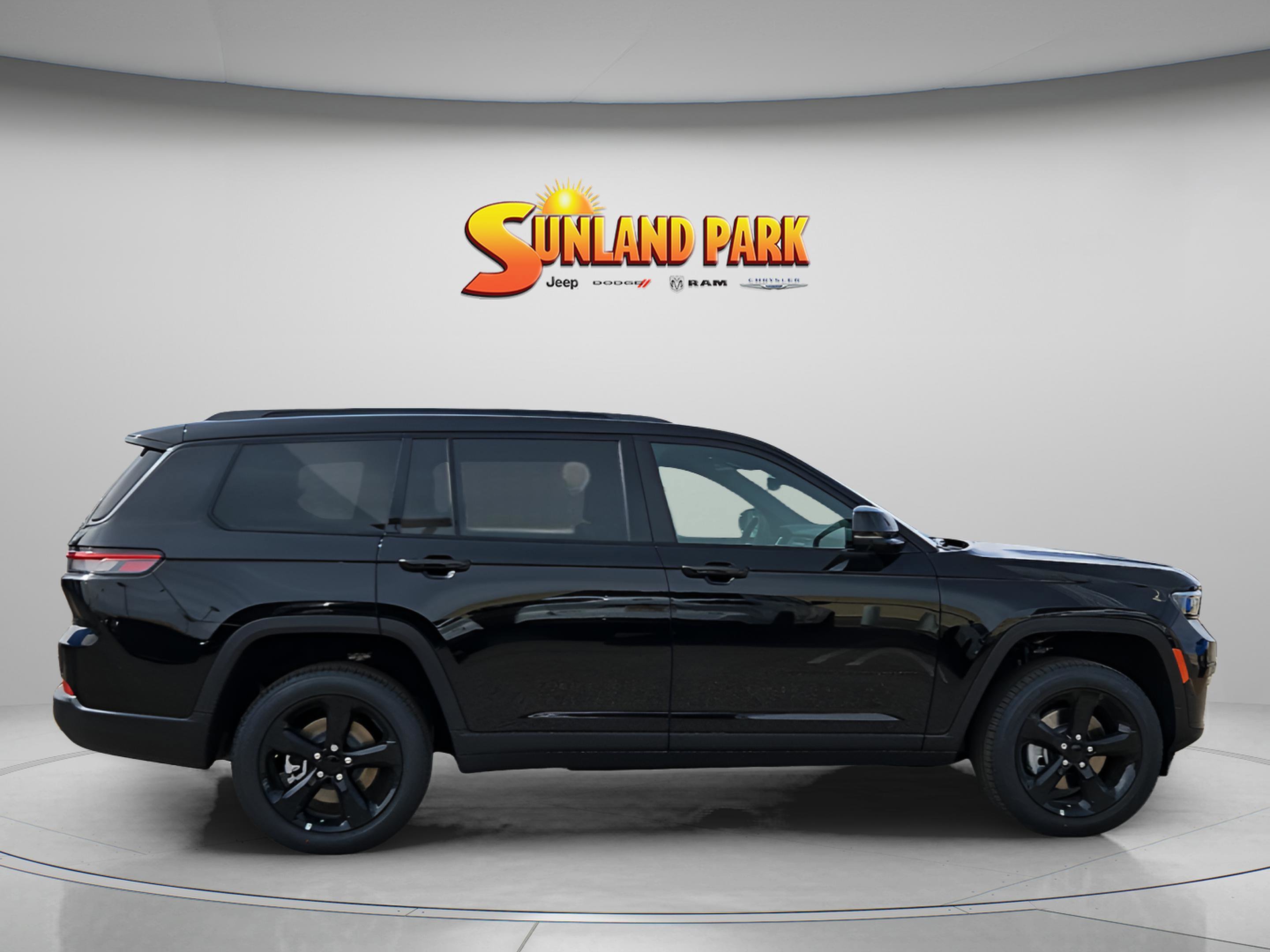 New 2025 Diamond Black Crystal Pearl-Coat Exterior Paint Jeep Limited image 6