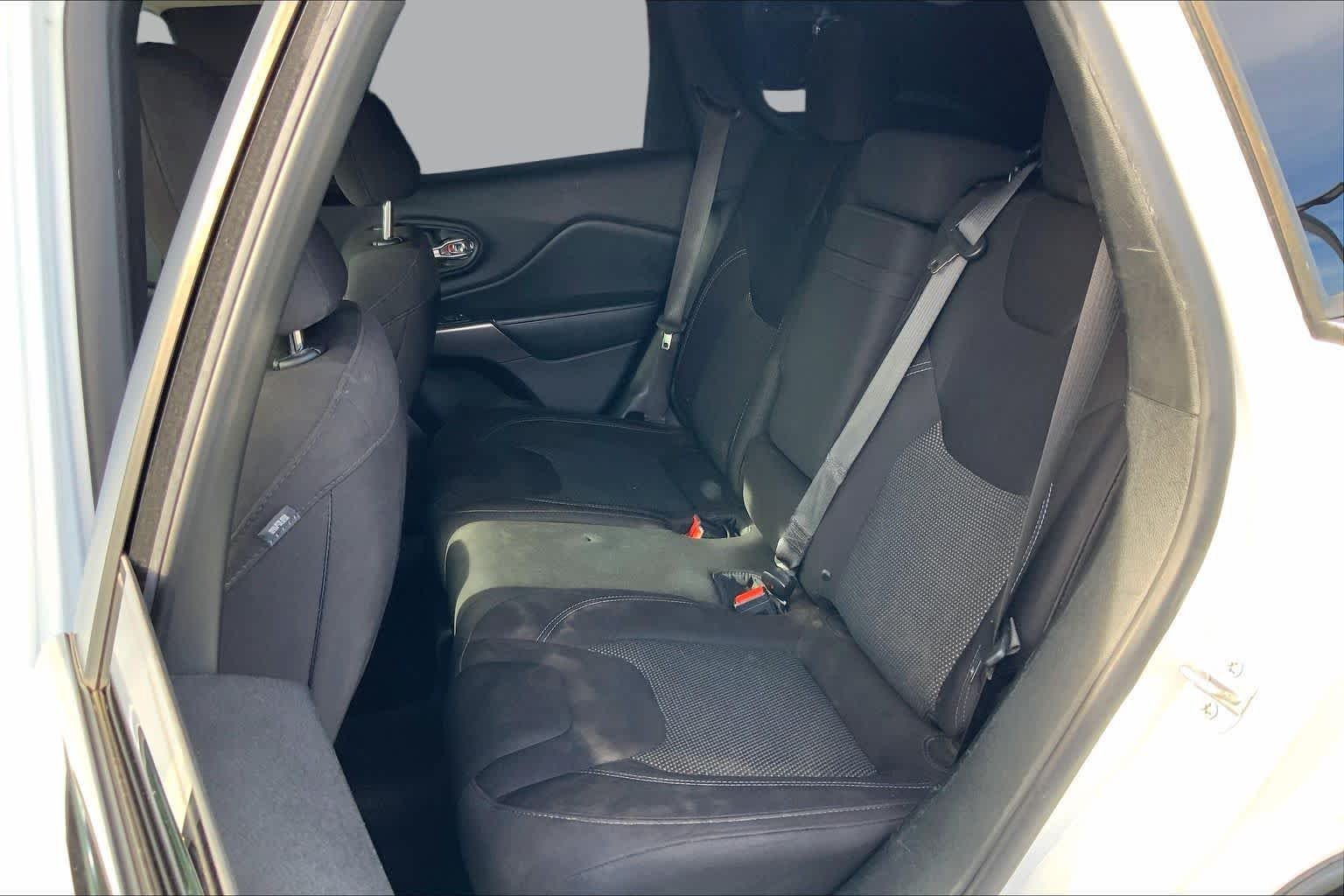 Used 2019 Bright White Clearcoat Jeep Latitude image 19
