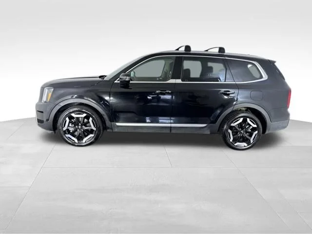 Used 2025 Black Kia S image 10