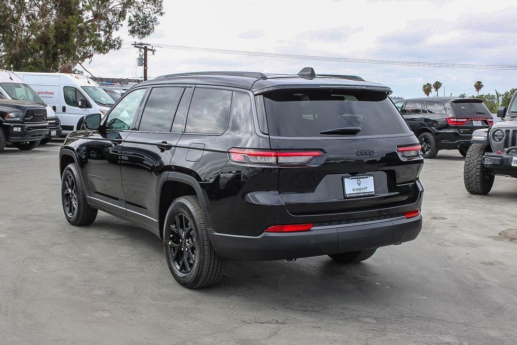 New 2026 Diamond Black Crystal Pearlcoat Jeep Altitude image 7