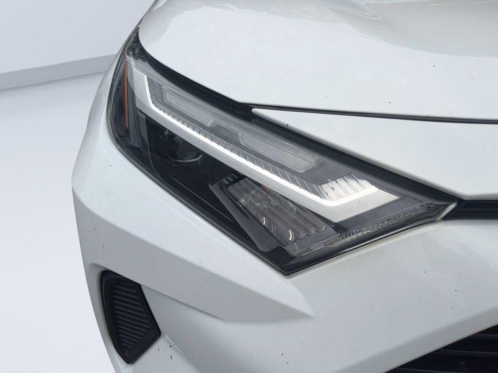 Used 2022 White Toyota XLE image 10
