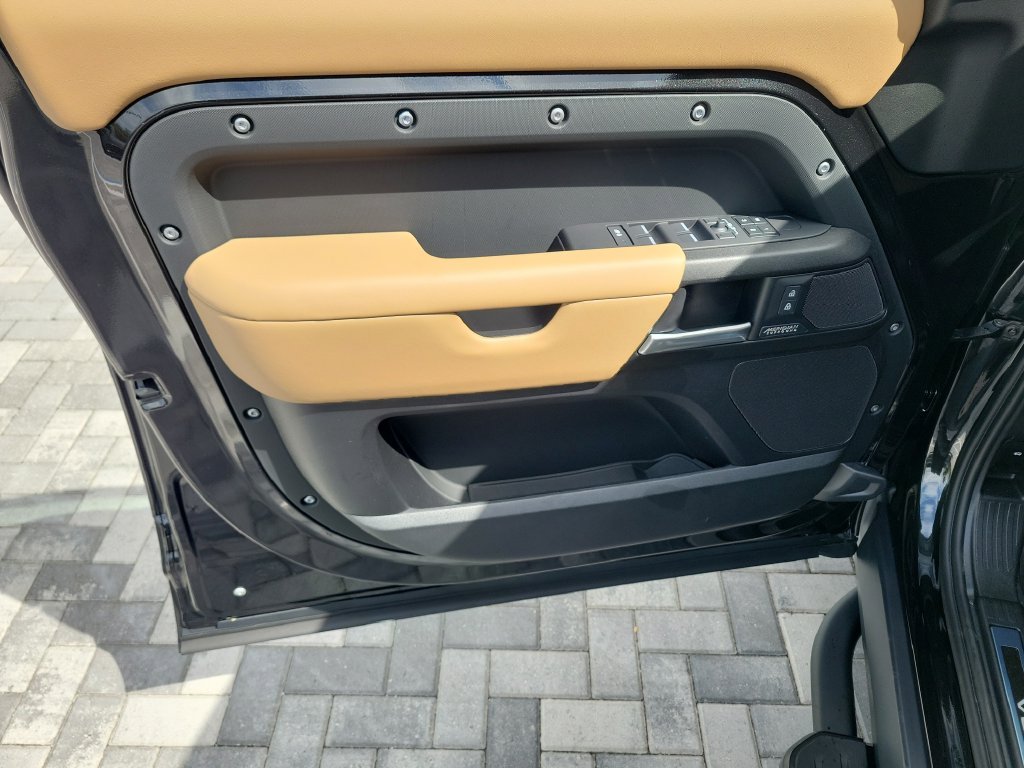 New 2026 Santorini Black Land Rover V8 image 22
