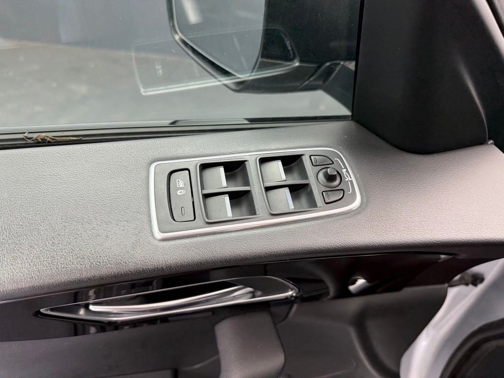 Used 2019 Silver Jaguar 25t Premium image 41