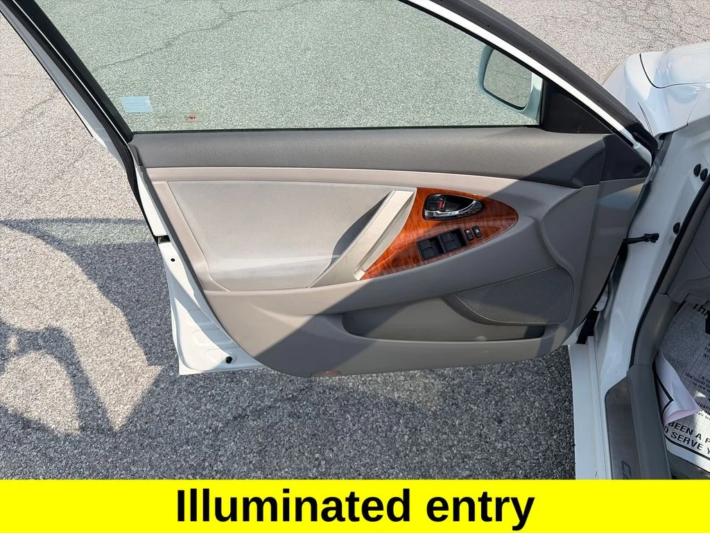 Used 2009 White Toyota XLE image 10