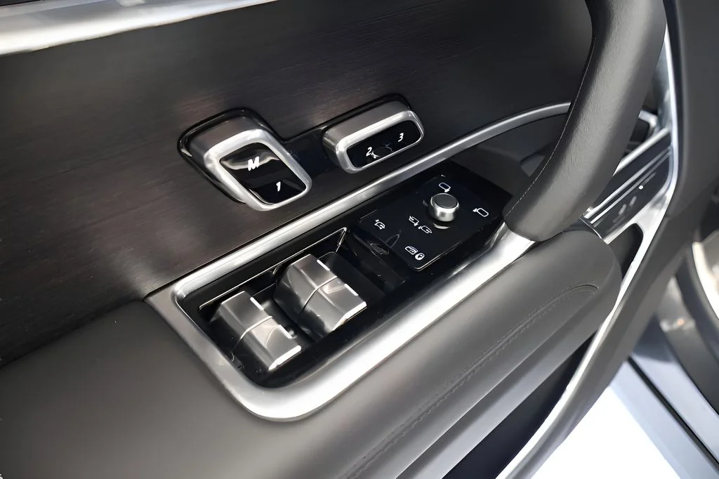 New 2025 Carpathian Grey Land Rover SE image 7