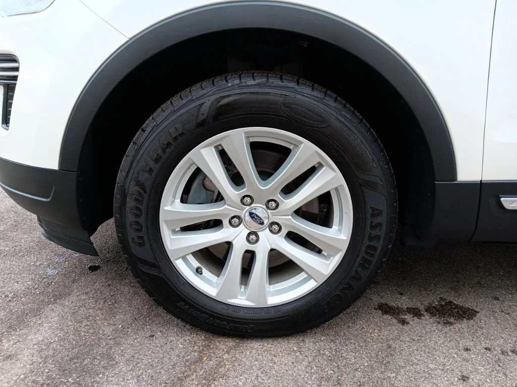 Used 2019 White Platinum Metallic Tri-Coat Ford XLT image 12
