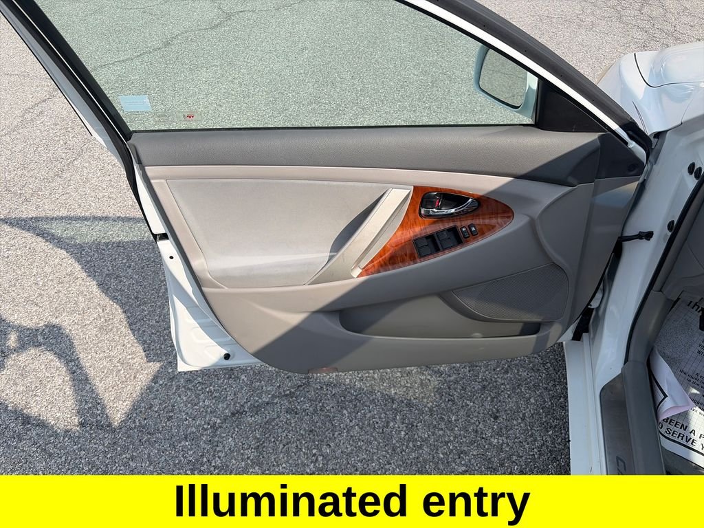 Used 2009 Super White Toyota XLE image 10