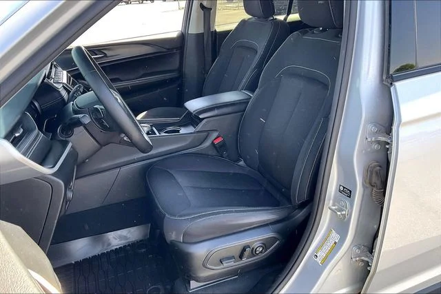 Used 2023 Silver Jeep Laredo image 27