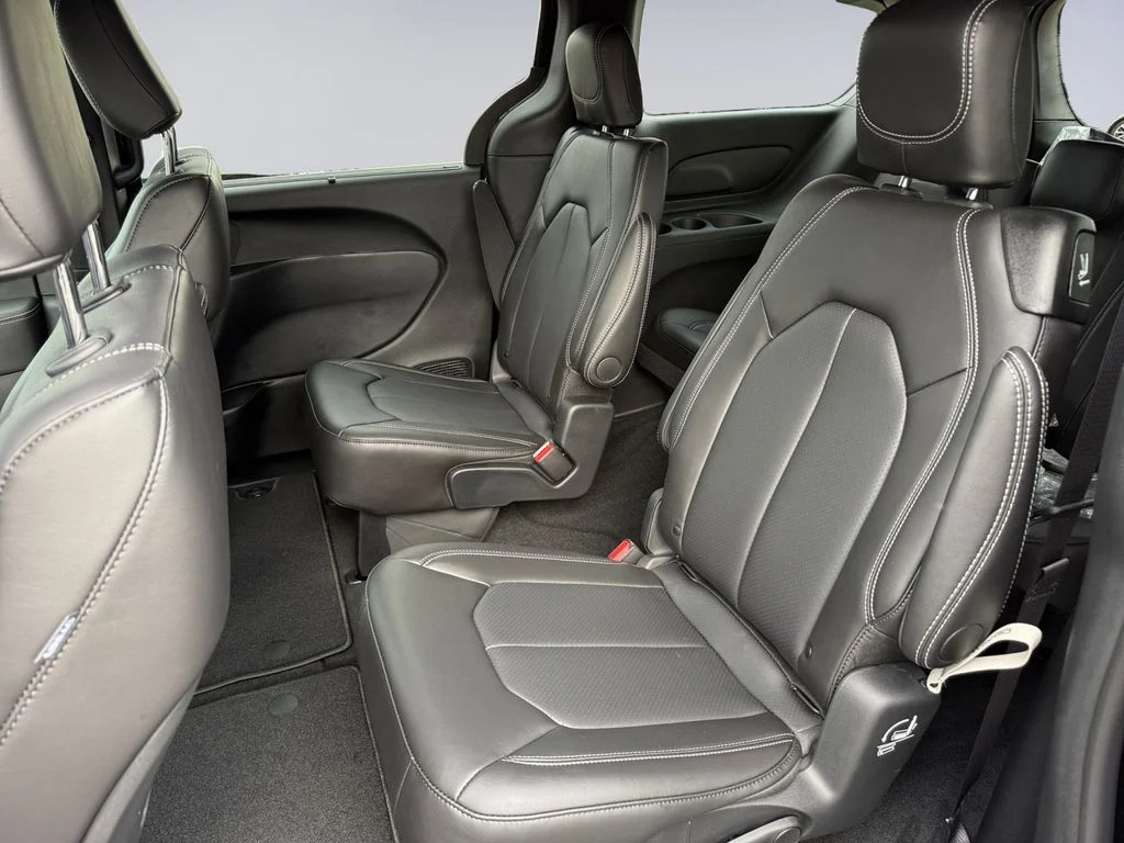 2025 Chrysler Voyager LX - Photo 17