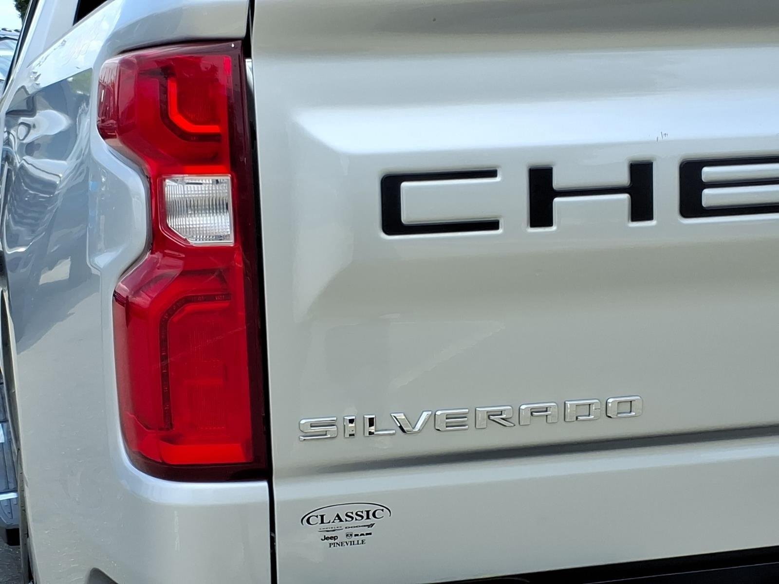Used 2021 Silver Ice Metallic Chevrolet Custom image 18
