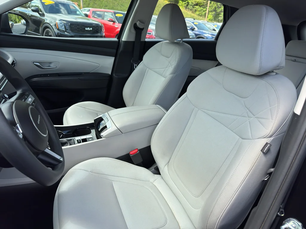 Used 2025 Phantom Black Hyundai SE image 9