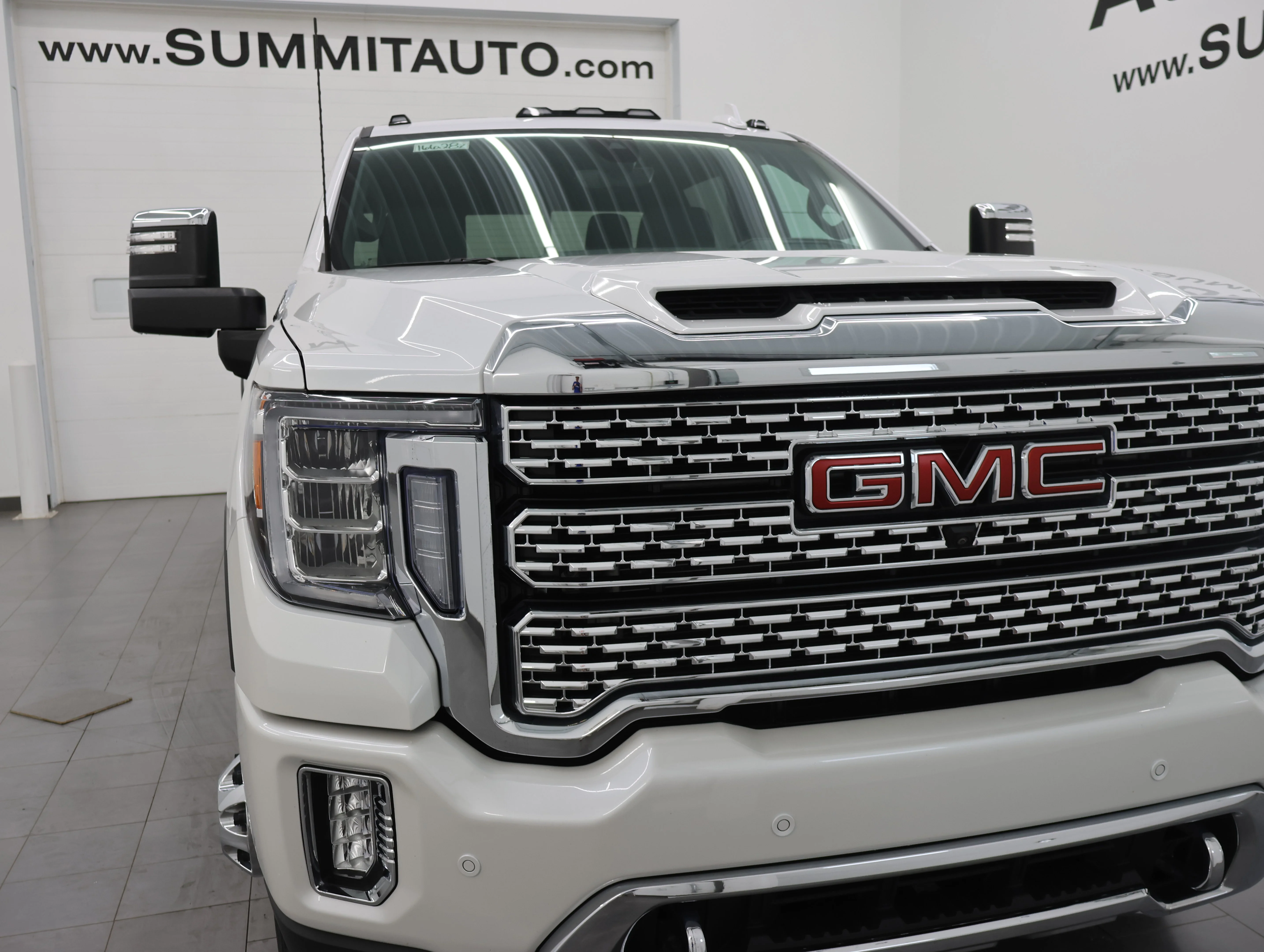 Used 2022 White Frost Tricoat GMC Denali image 27