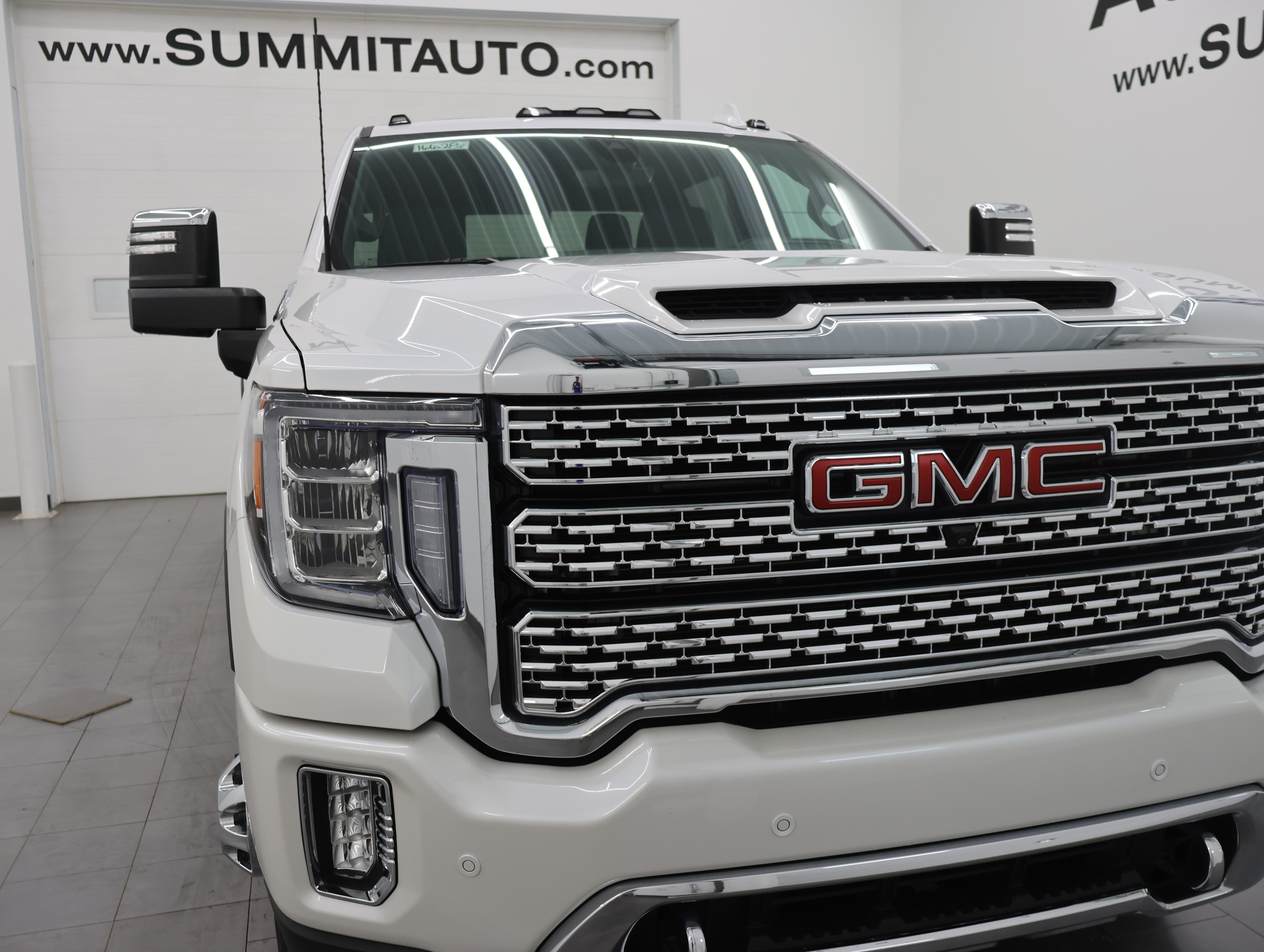 Used 2022 White Frost Tricoat GMC 4x4 Crew Cab Denali DRW: CREW-LONG-DRW-DENALI ULTIMATE-NAV-MOON-360 CAM-DIESEL-1 OWNER image 27