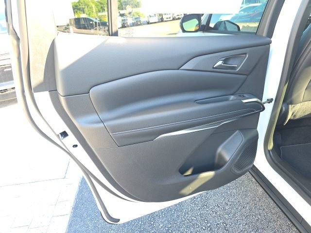 New 2027 Summit White Chevrolet LT image 25