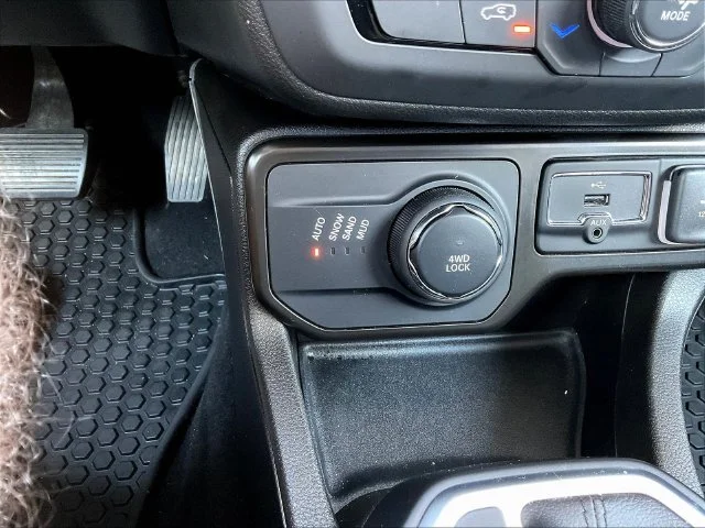 Used 2023 White Jeep Altitude image 16