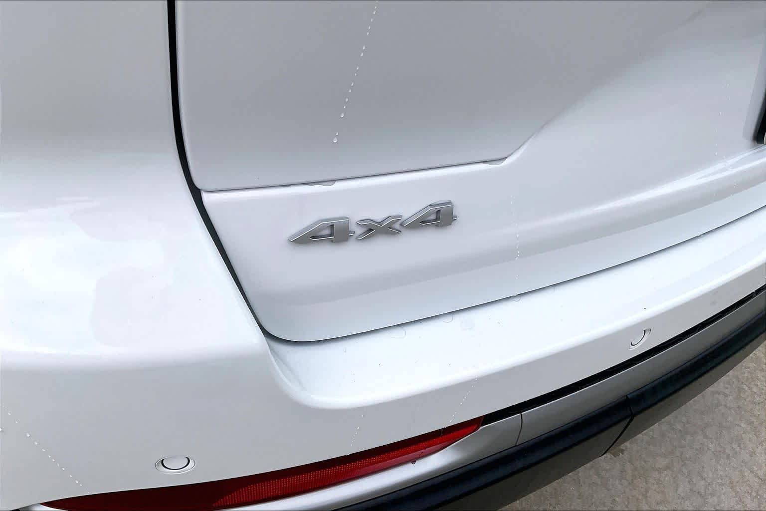 New 2026 Bright White Clear-Coat Exterior Paint Jeep Limited image 15