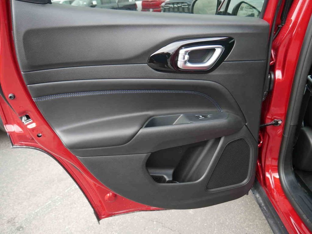 New 2026 Red Hot Pearl-Coat Exterior Paint Jeep Latitude image 12