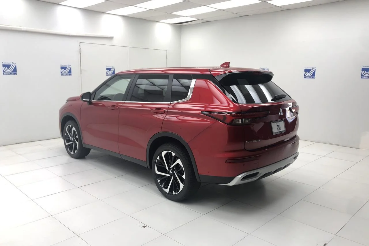 Used 2022 Red Diamond Mitsubishi  image 6