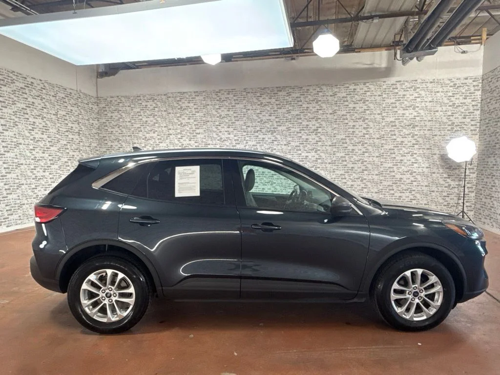 Used 2022 Blue Ford SE image 8