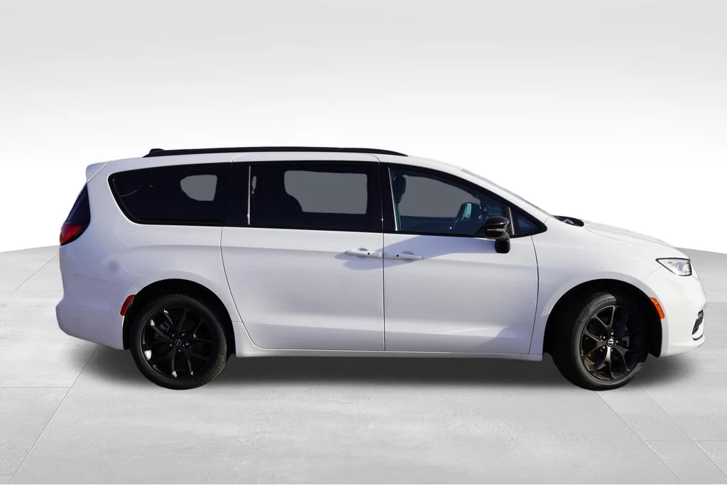New 2026 Bright White Clear-Coat Exterior Paint Chrysler Select image 3