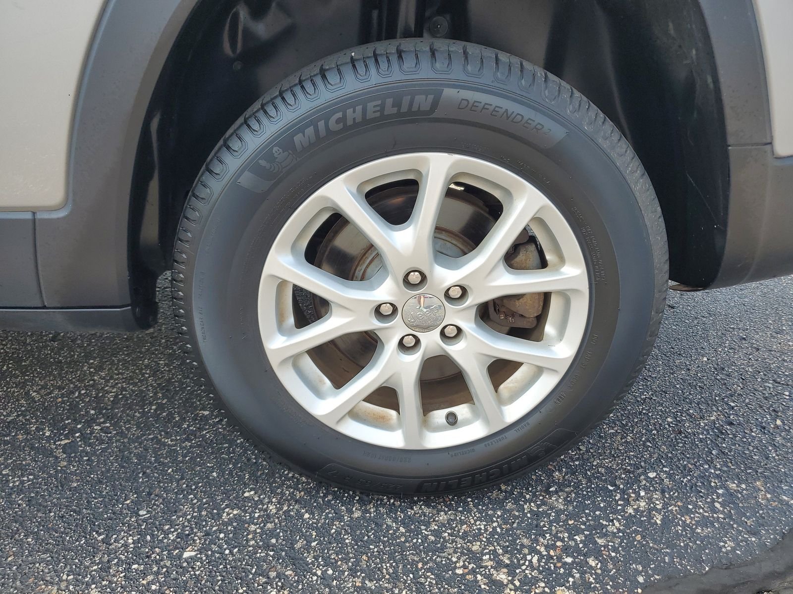 Used 2015 Silver Jeep Latitude image 21