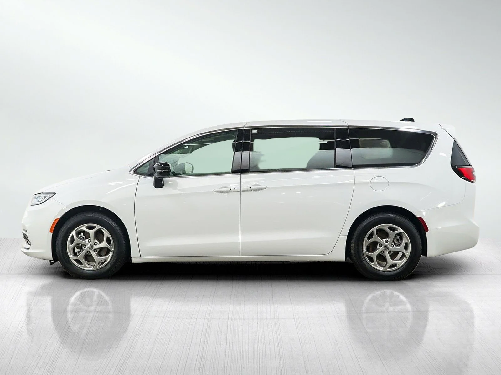 Used 2024 Chrysler Pacifica Limited with VIN 2C4RC1GG6RR128740 for sale in Burnsville, Minnesota