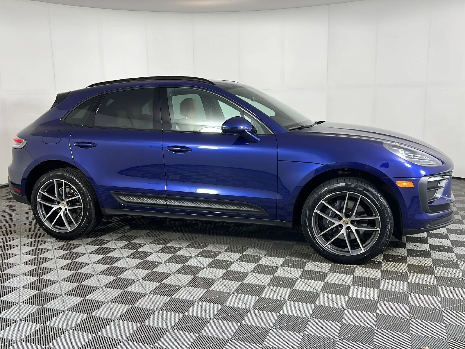 Used 2024 Gentian Blue Metallic Porsche  image 3