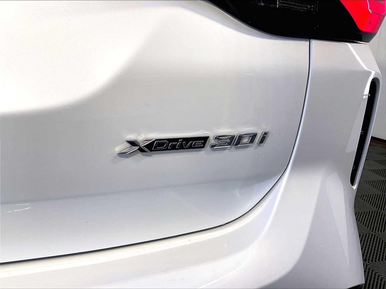 Used 2024 Mineral White Metallic BMW xDrive30i image 19