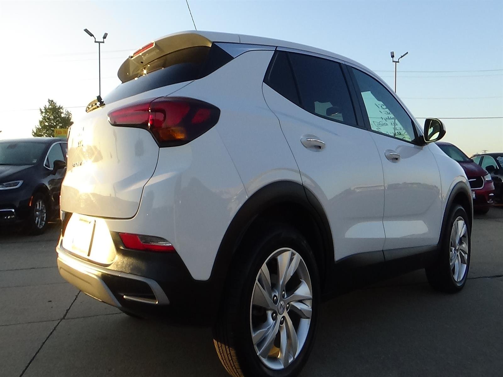 Used 2025 Summit White (gaz) Buick Preferred image 7