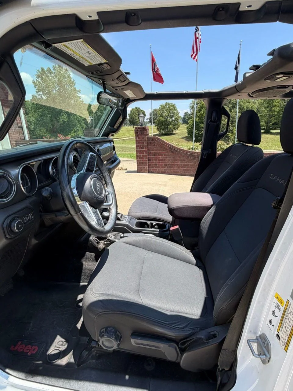 Used 2018 Bright White Clearcoat Jeep Sahara image 12