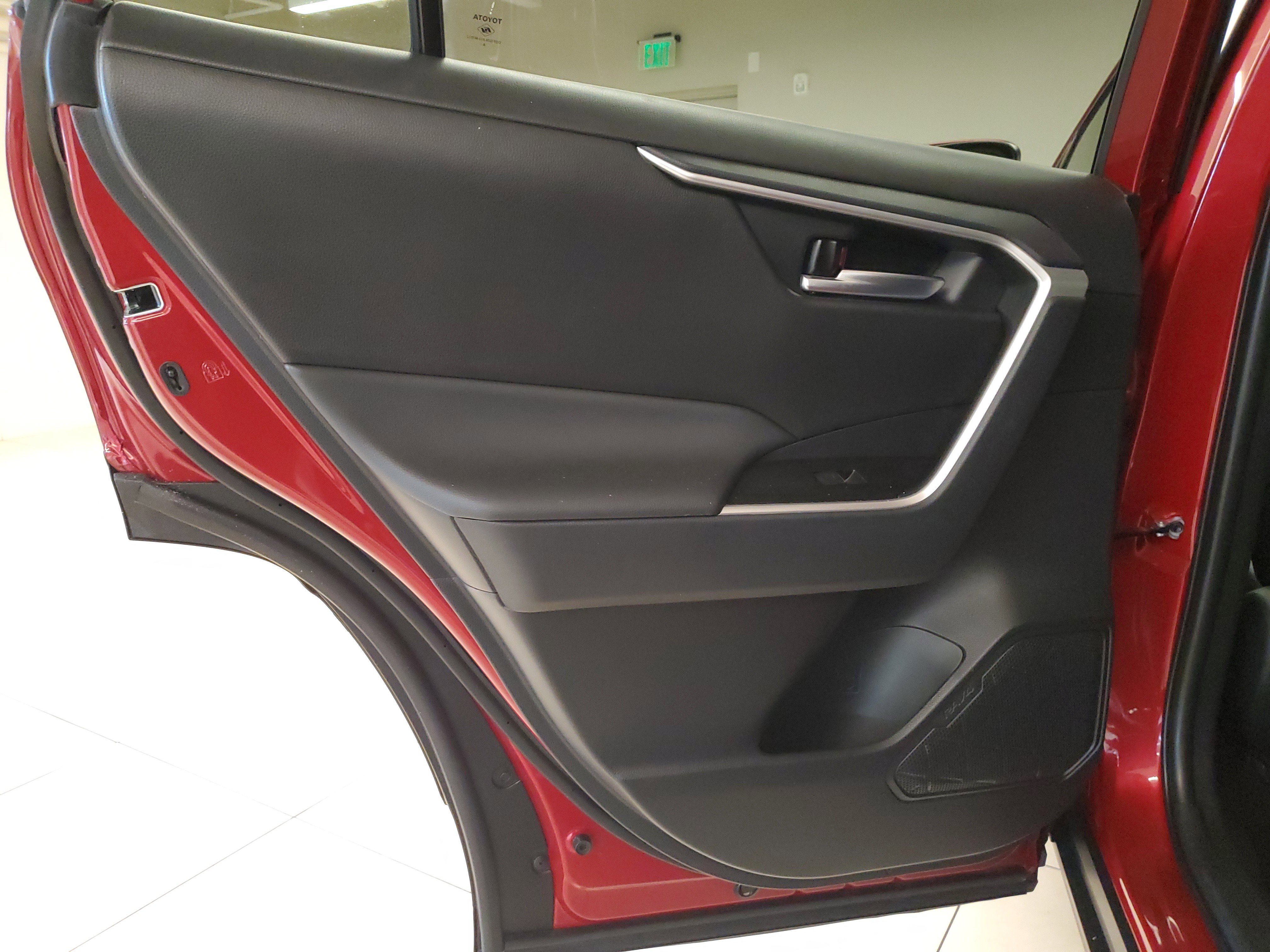 Used 2025 Pearl Toyota XLE Premium image 17