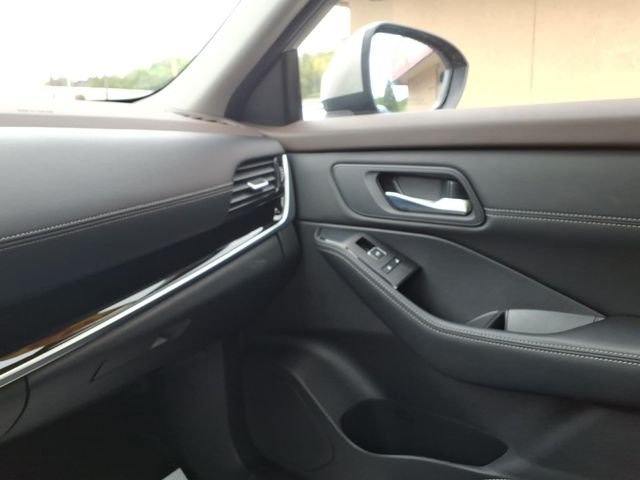 Used 2023 Gold Nissan SL image 25