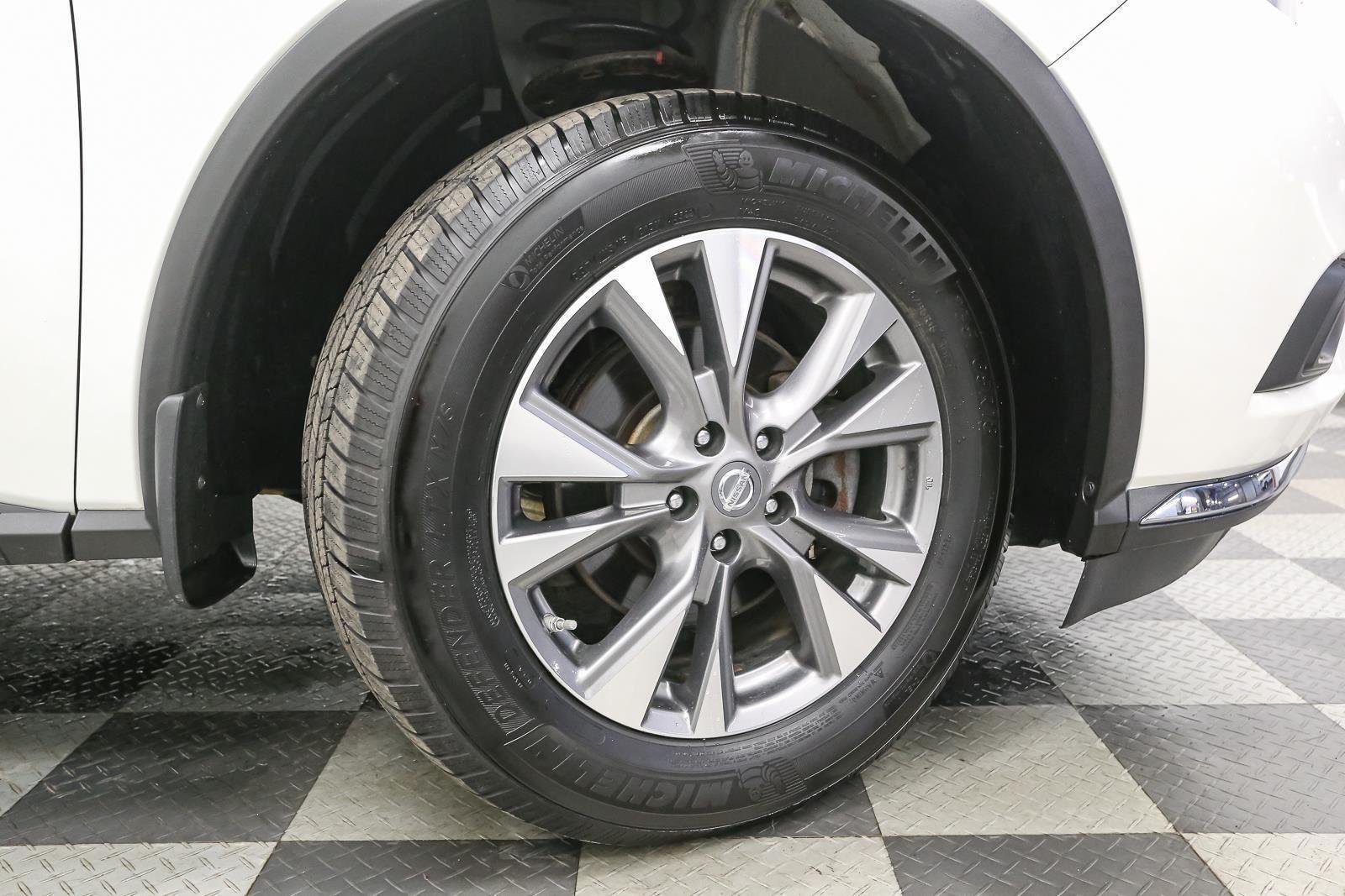 Used 2017 Pearl White Nissan SL image 17