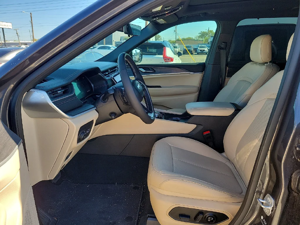 Used 2025  Jeep Limited image 20