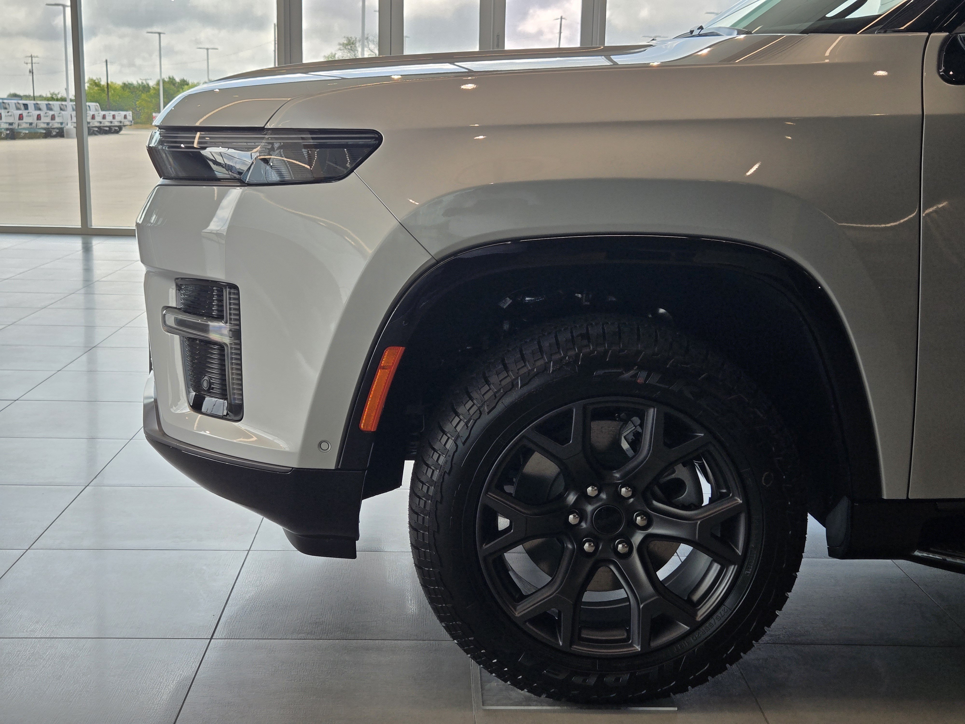 New 2026 Silver-Zynith Exterior Paint Jeep Upland image 5